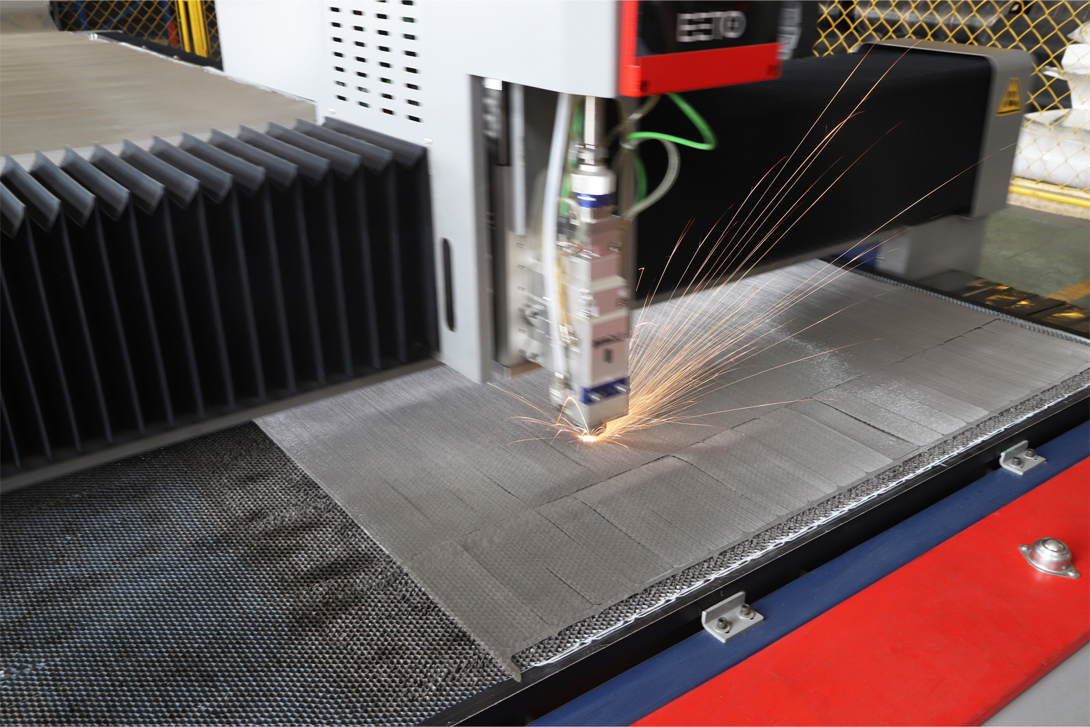 4、激光切割机 Lase cutting machine IMG_4670
